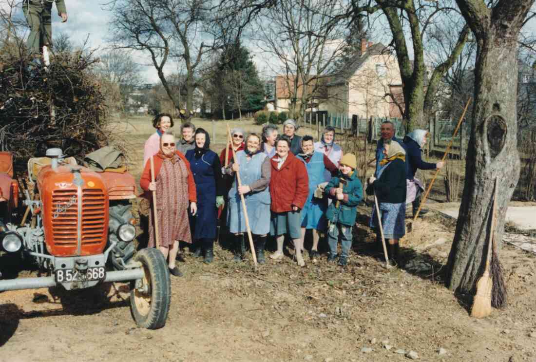 Reformierte Frauen bei der Gartenarbeit