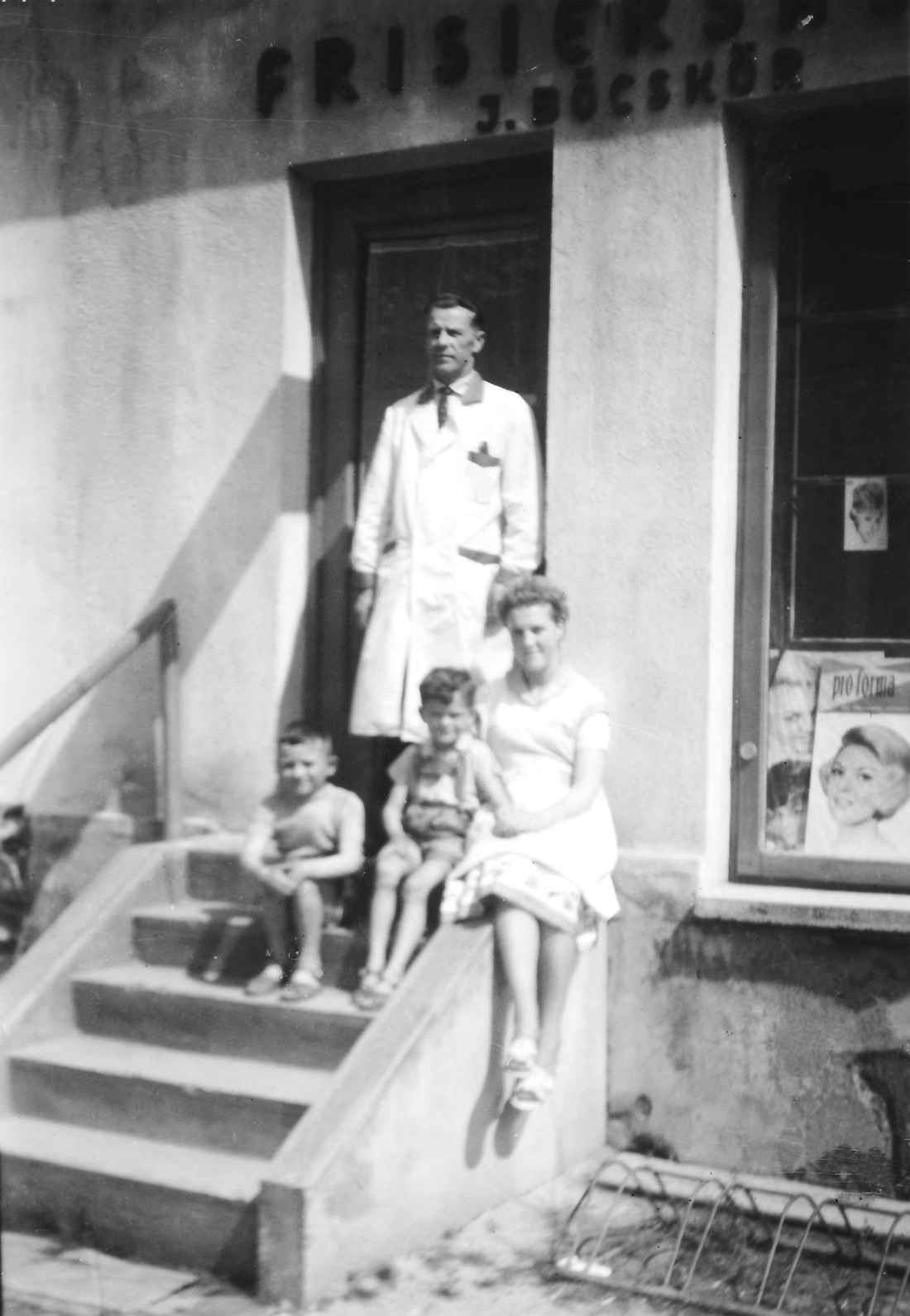 Vor dem Frisiersalon Johann Böcskör - (OW 458/Grazerstraße 31)