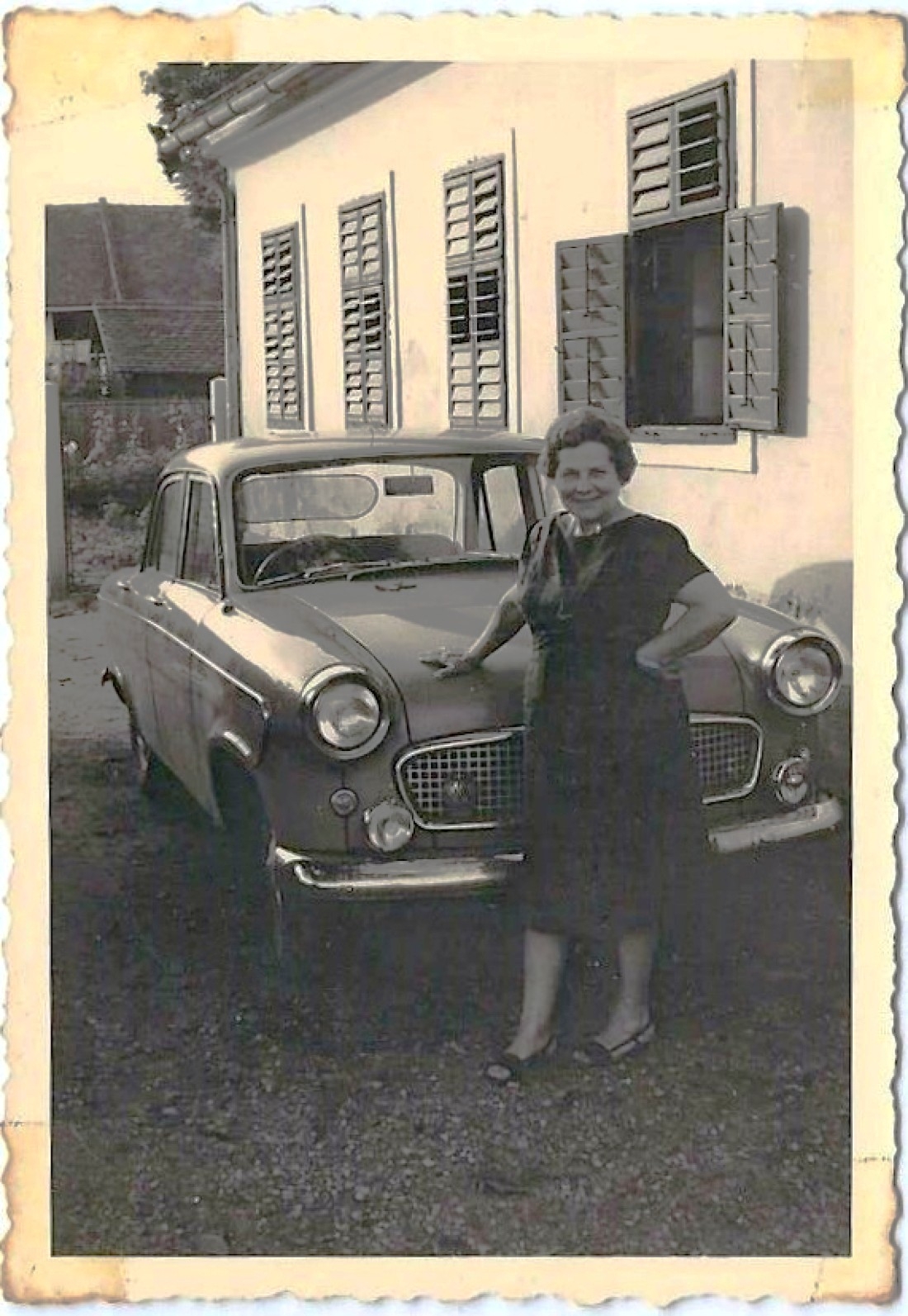 Maria Glatz mit ihrem Auto vor der Gemischtwarenhandlung Maria Glatz (Ecke Linke Bachgasse/Grazerstraße 26)