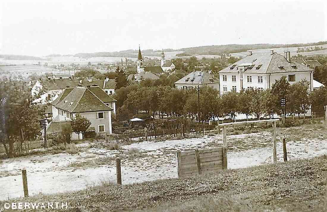 Ansichtskarte: Blick gegen Westen auf die Beamtenhäuser, die Kaserne und die beiden evang. Kirchen