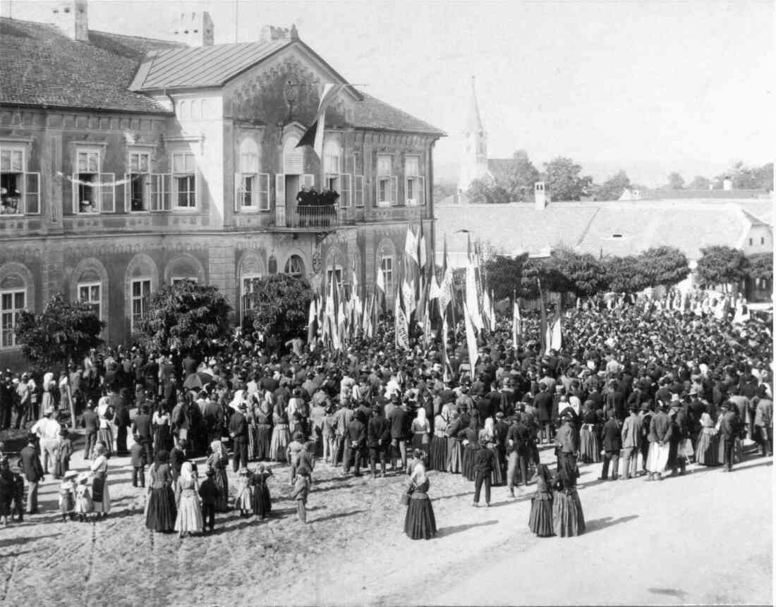 Festzug und Kundgebung am Hauptplatz vor dem Gerichtsgebäude