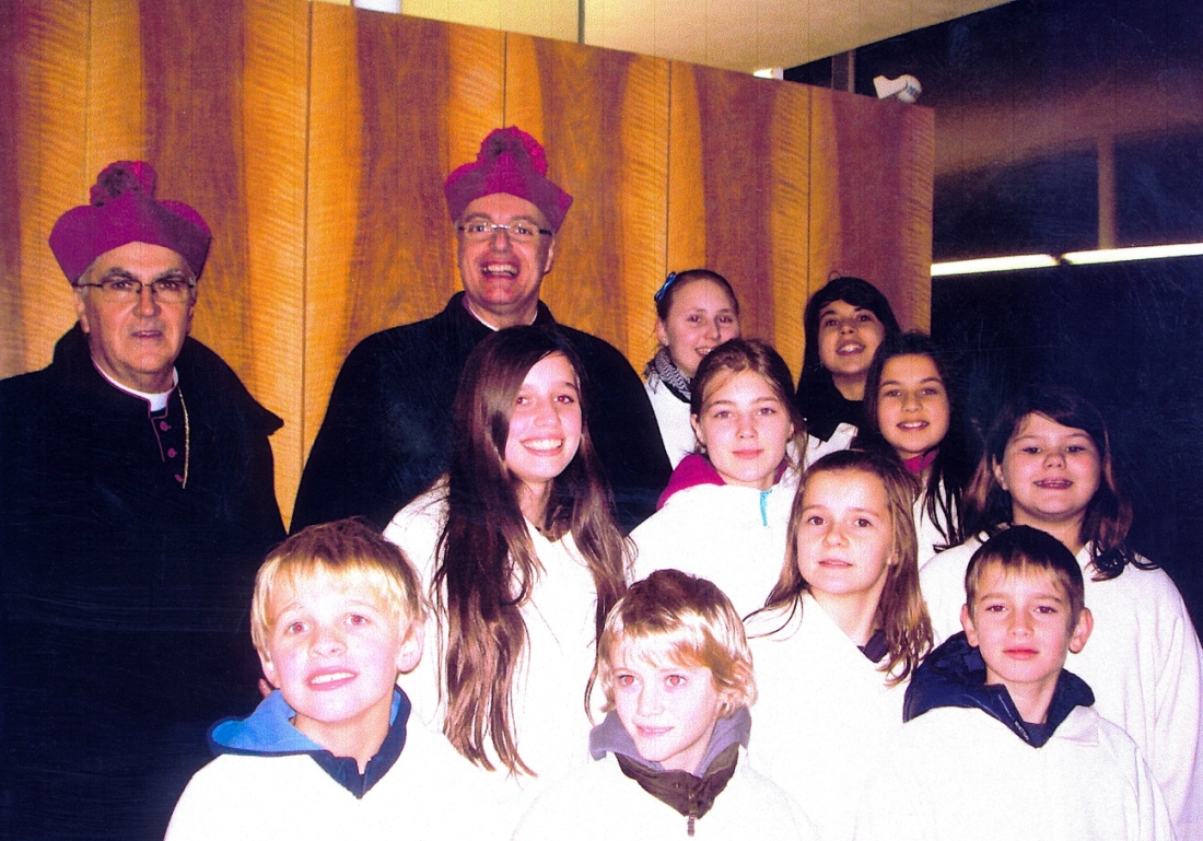 Röm. kath. Pfr. Erich Seifner mit Oberwarter MinistrantenInnen gemeinsam mit Bischof Ägidius Zsifkovics bei der Chrisam-Messe in Eisenstadt