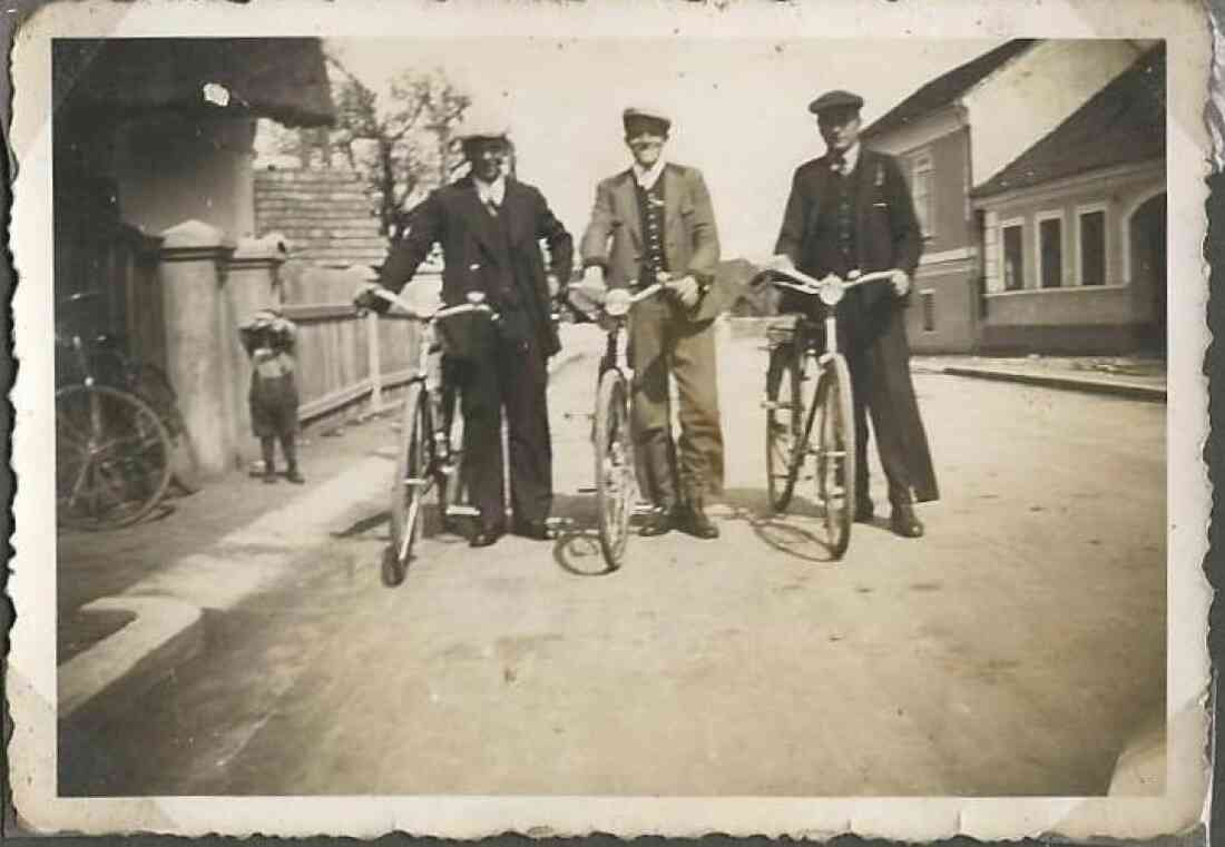 Topler Janos mit Fahrrad in der Grazerstraße