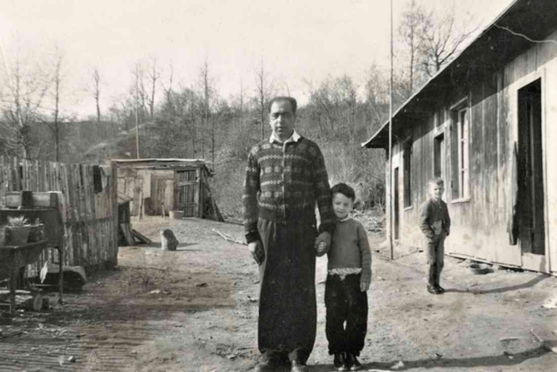 2. Romasiedlung: rechts "Die Baracke" (Am Anger) - Josef »Kuku« Nardai (*1923 / +1976) mit seinem Sohn