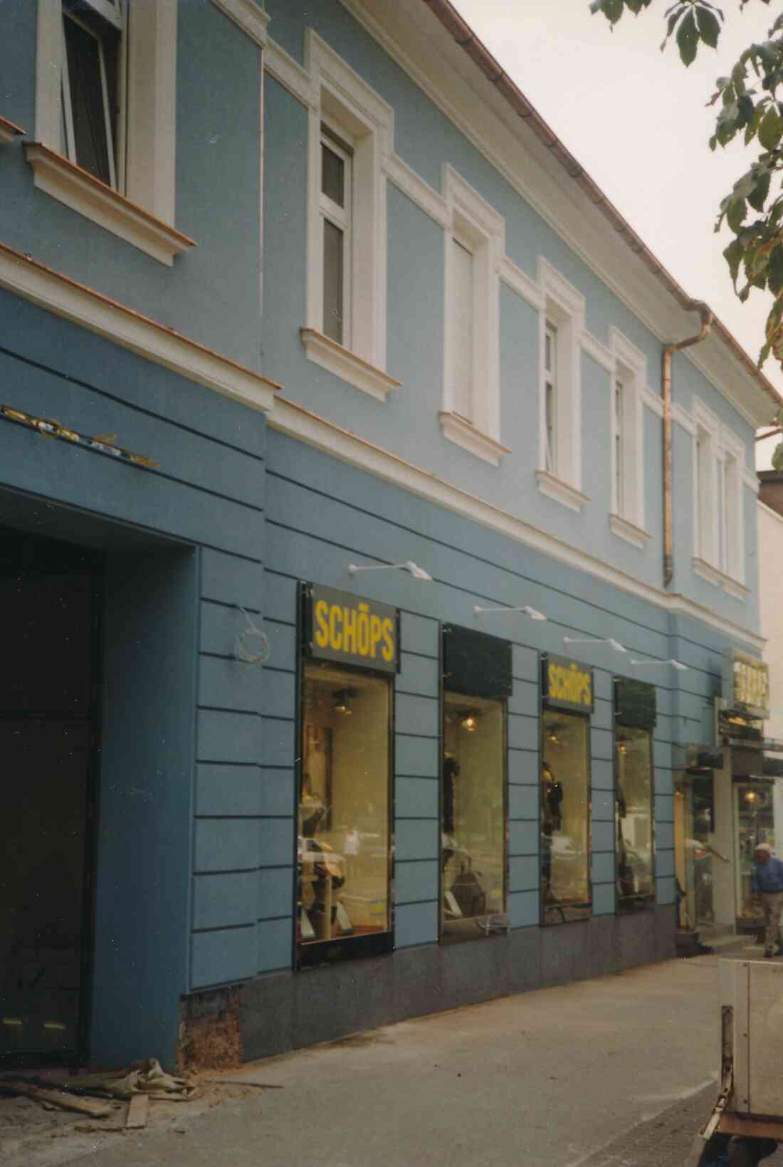 Filiale der Textilhandelskette Schöps im Gebäude der Volksbank Oberwart (Hauptplatz 10)