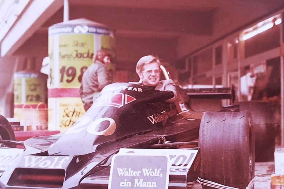 Drogerie Herz - Wienerstraße 13: Firmeninhaber Peter Herz (*1939/+2017) in einem Formel-1-Boliden von Walter Wolf Racing