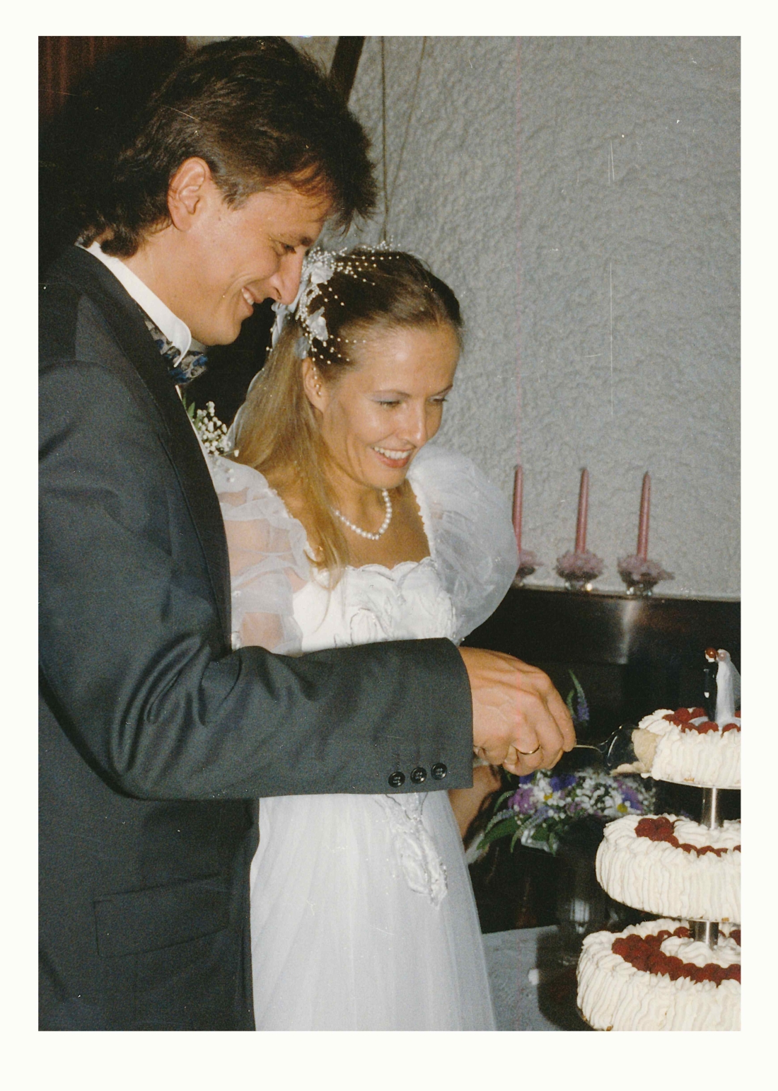 Das Hochzeitspaar Katri  Marjukka Tuomainen und Peter Frühmann in Aurantola (Jaala - Finnland): die Hochzeitstorte wird gemeinsam angeschnitten