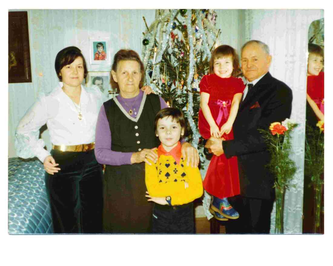 Weihnachten: Familie Verona Jezerniczky (geb. Mako, *1904/+1987) und Karl Jezerniczky (*1901/+1985) vor dem Christbaum - Pinkagasse 16