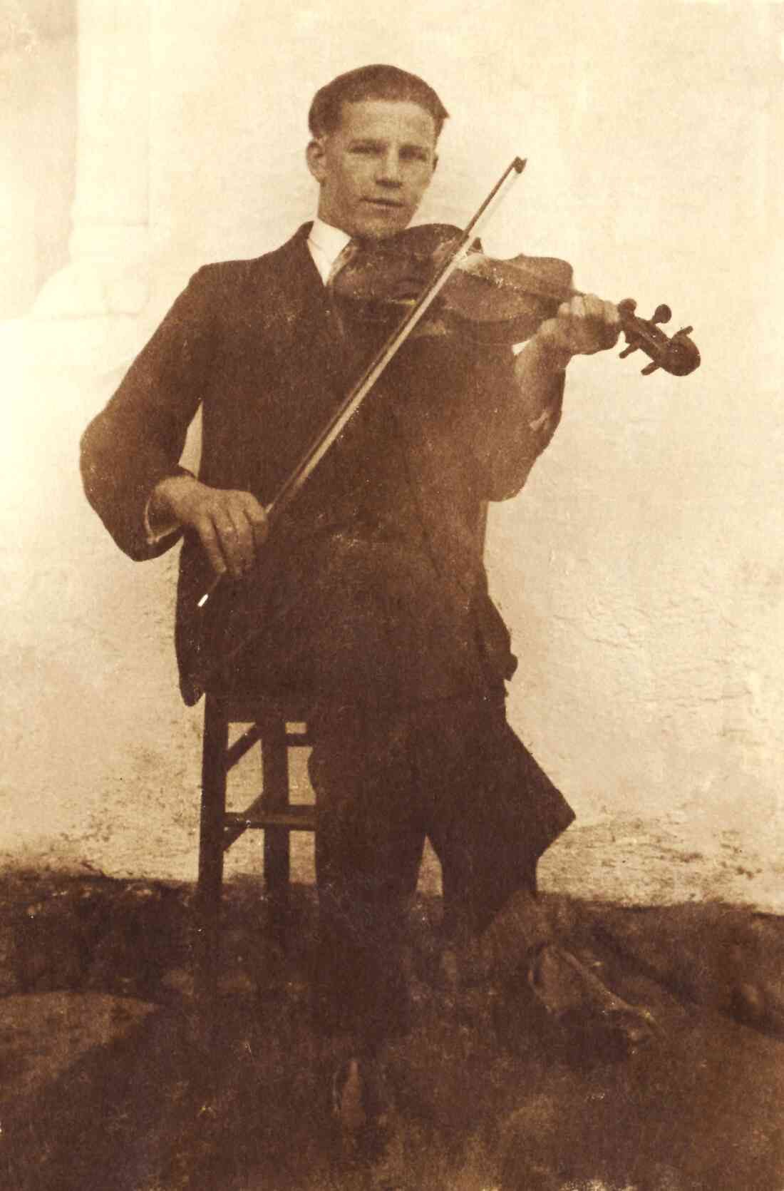 Der Musikant Johann Böcskör (*1911/+1998) mit seiner Geige