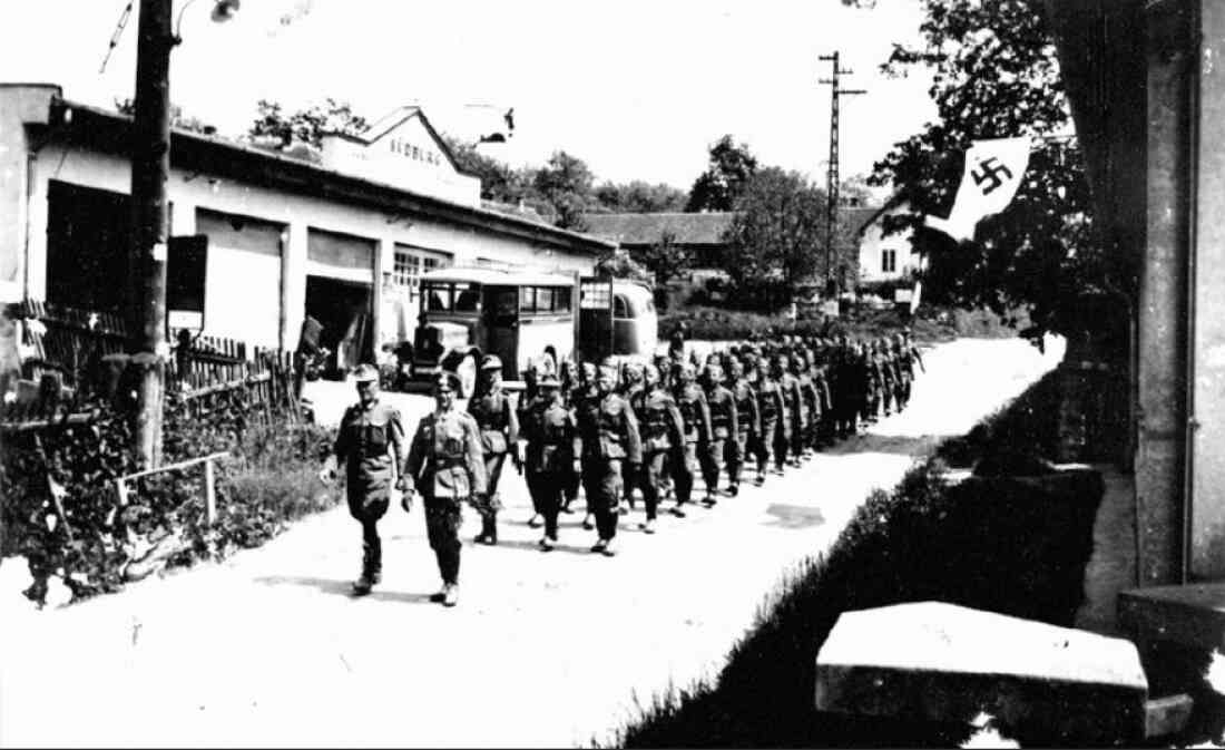 Ein Zug der Deut. Wehrmacht marschiert an der damaligen Südburggarage (Schlainingerstraße 7) vorbei