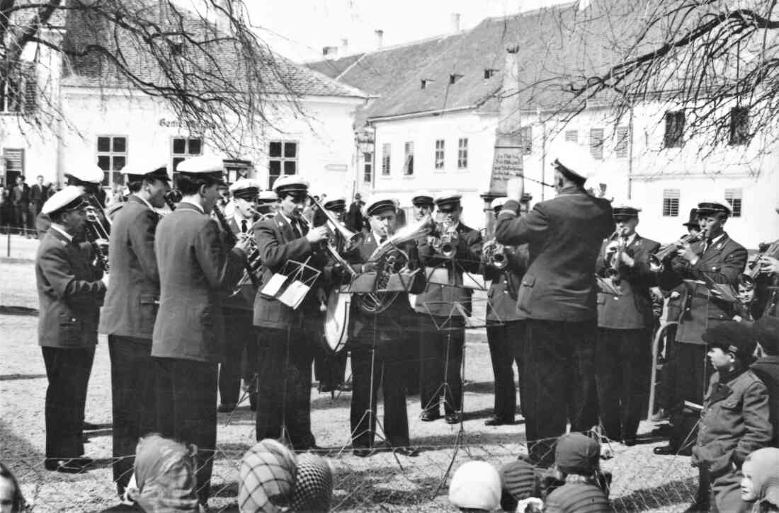 Stadtkapelle: Platzkonzert in Stadtschlaining - Handler/Frebel/Benedek/Burger/Plank/Graf/Molnar/Pirnar/Lonyai/Kappel/Levonyak/Obojkovits