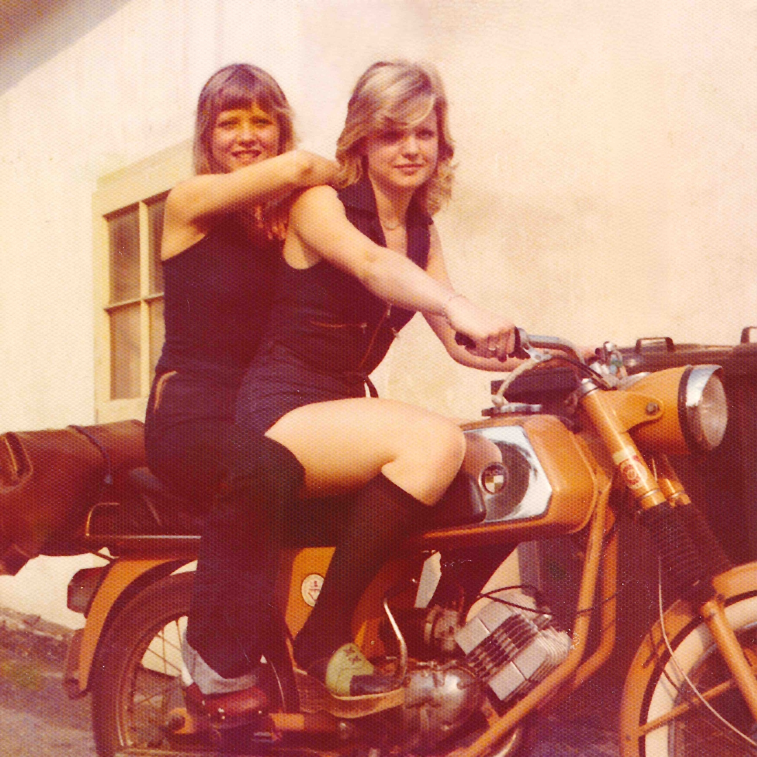 Die Schwestern Silvia (am Lenker) und Sabine Neubauer auf einer Puch M50 SE