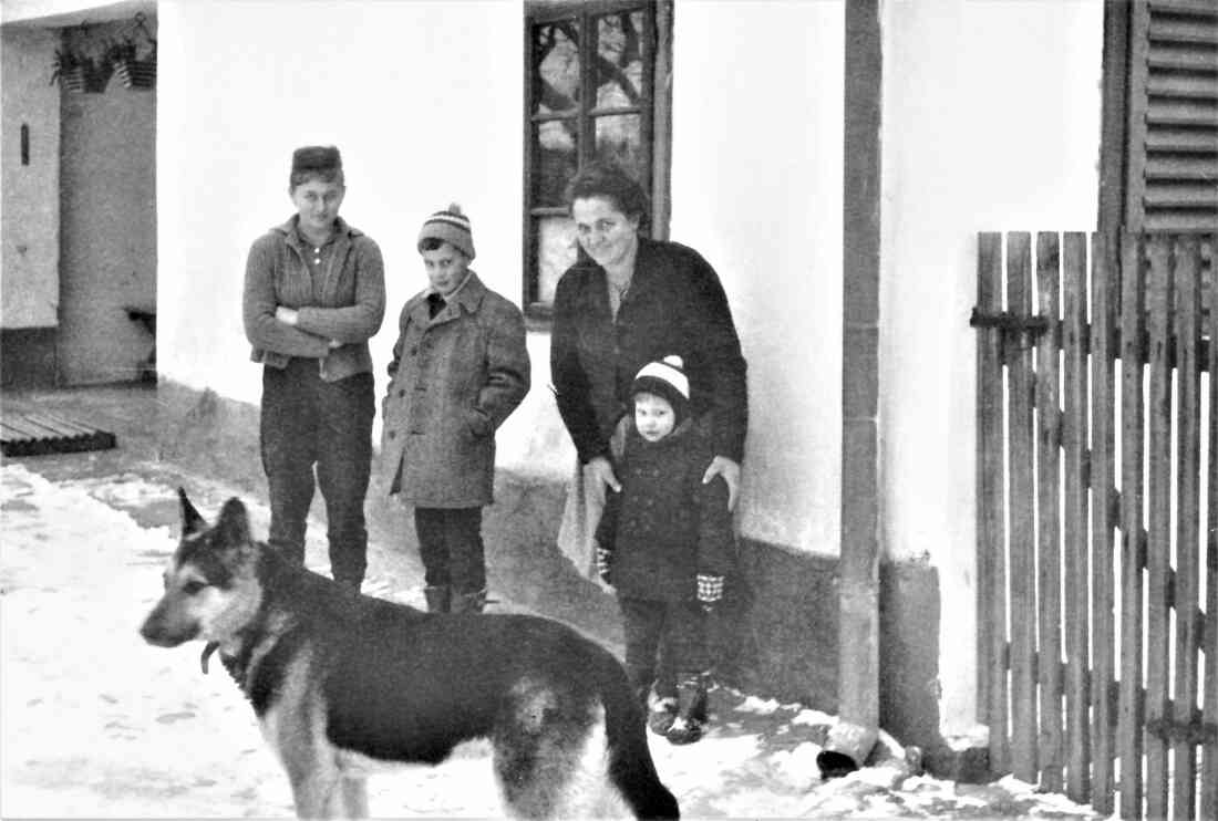 Familienfoto mit Hund im Haus Osvald Pinkagasse 12