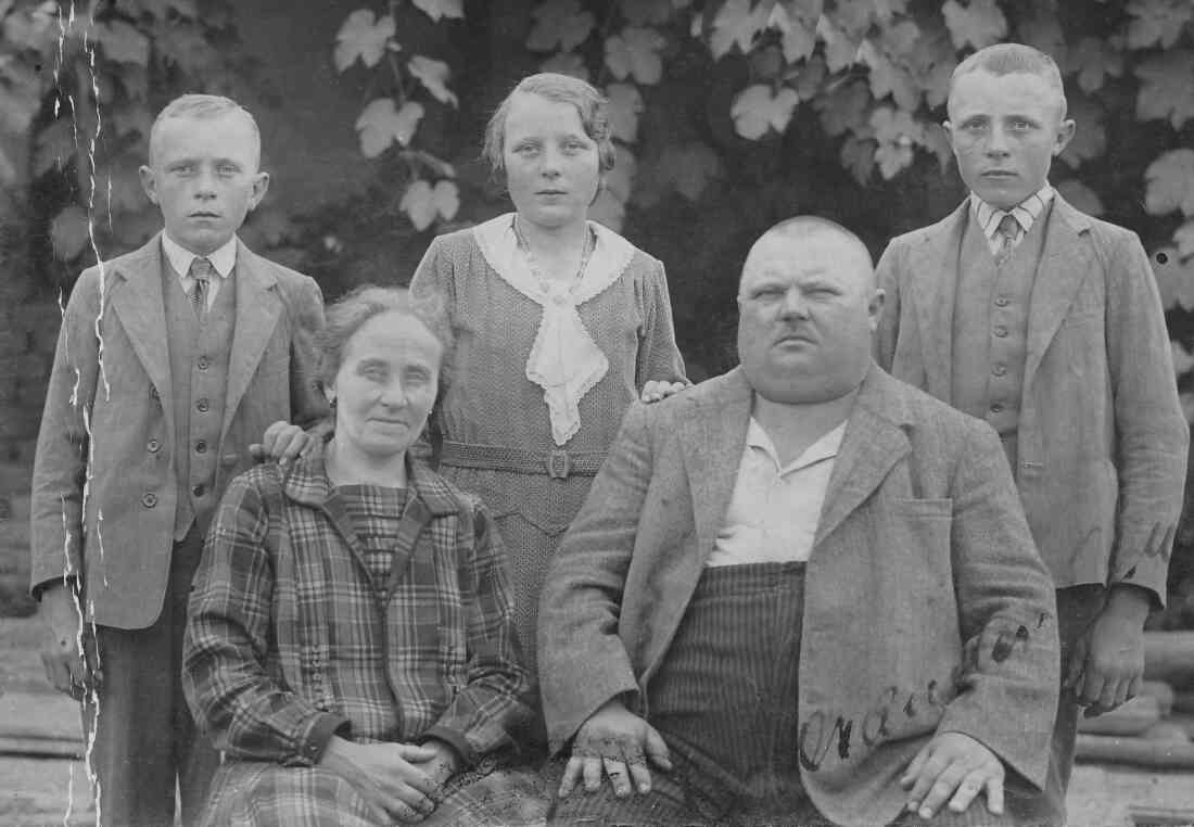 Familienfoto: Fam. Alexander Benkö - Weinhändler (OW 399 / Grazerstraße 96)