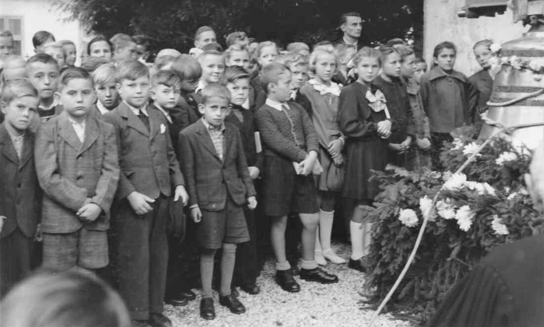 Evang. Pfarrgemeinde: Weihe der nach dem Krieg neu angeschafften Glocke