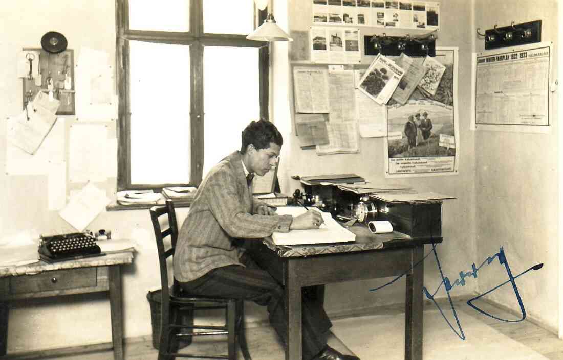 Ing. Franz Kiss im Büro der Gutsverwaltung Almásy