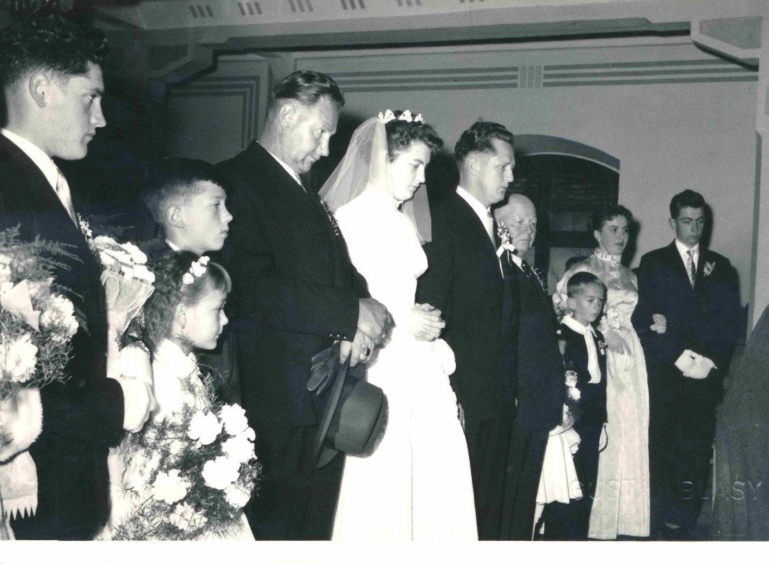 Hochzeit Gustav Neubauer und "Gretl" Margareta Brandstätter: Aufstellung vor dem Traualtar - Schonger/Krismanits/Brunner/Ruzsa/Brandstätter