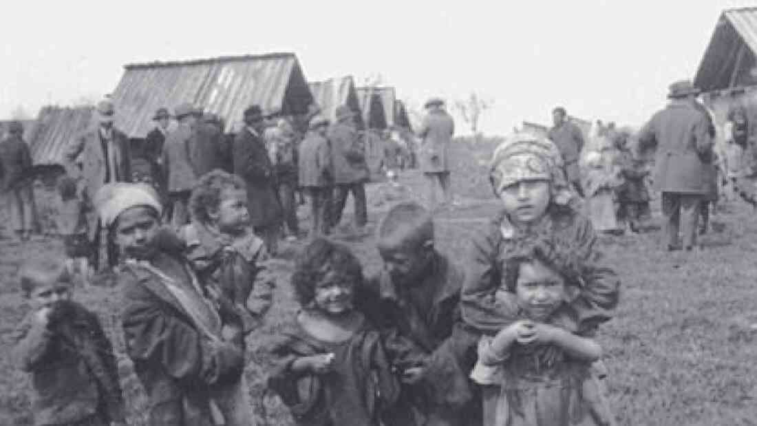 Romakinder und Teilnehmer der Zigeunerkonferenz 1933 bei der Besichtigung der 1. Romasiedlung