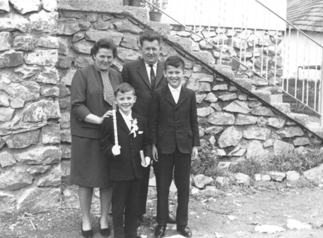 Familienfoto anlässlich der Erstkommunion von Franz Erdely (Am Telek 18)