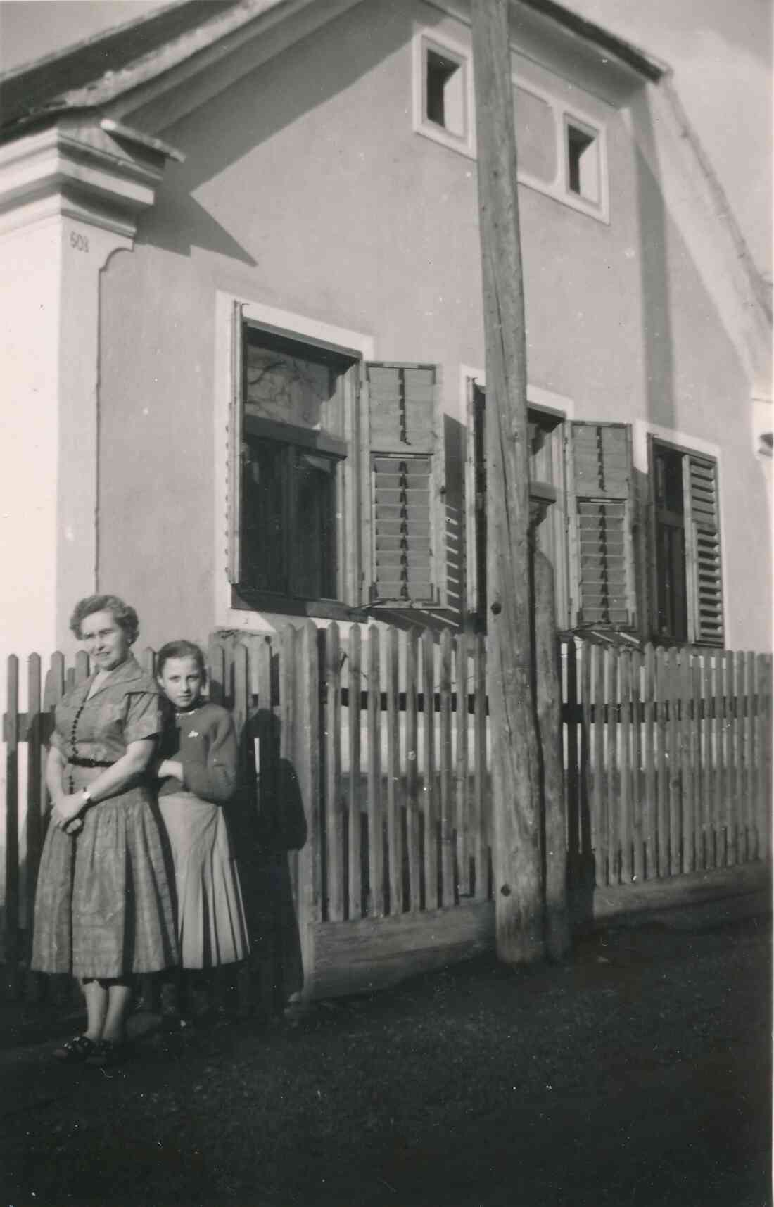 Frau Maria Hofmann (geb.Szalay) und Margarethe Szalay vor dem Haus Hyrtlgasse 8