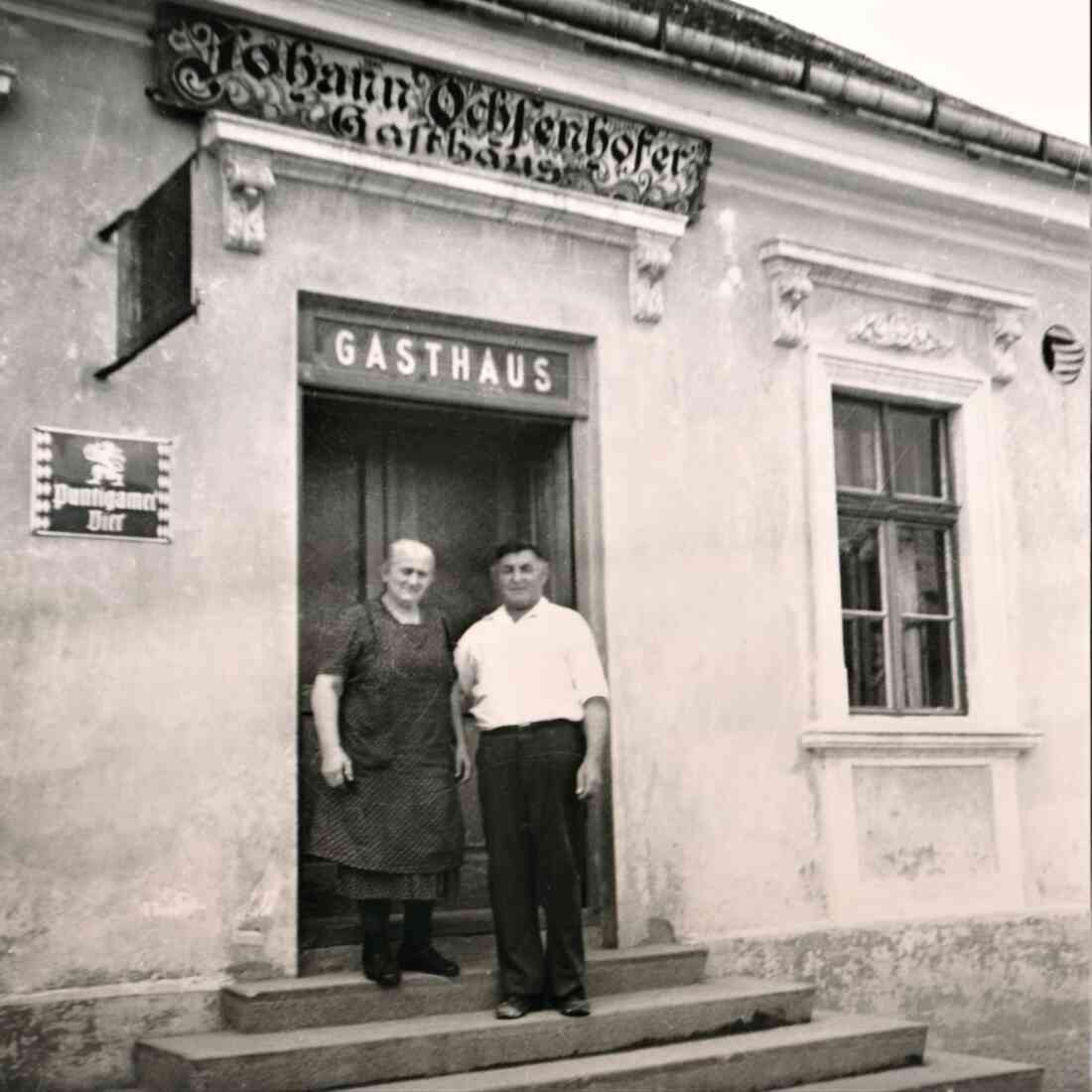 Die Wirtin Karoline Ochsenhofer und Alexander Geschrey vor dem Gasthaus Ochsenhofer (Wienerstraße 33)