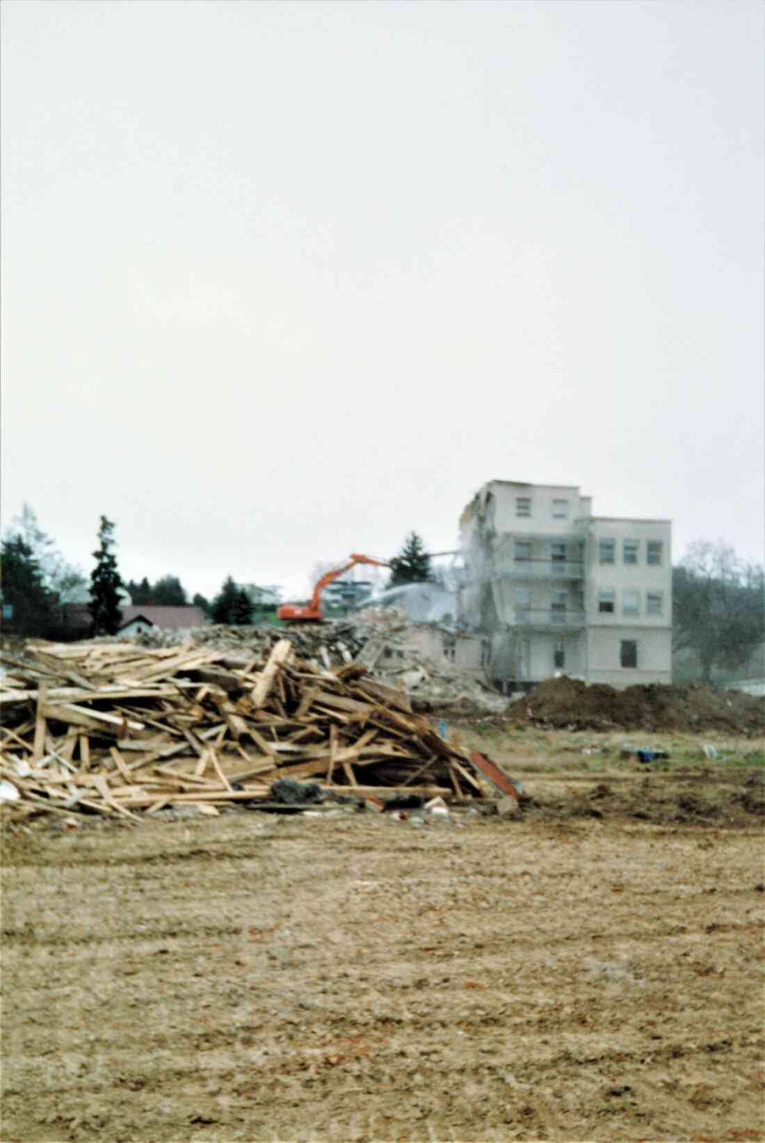Abriss des alten Krankenhauses (Spitalgasse / heute Dr.-Emmerich-Gyenge-Platz): der sö. Gebäudeteil wird abgetragen