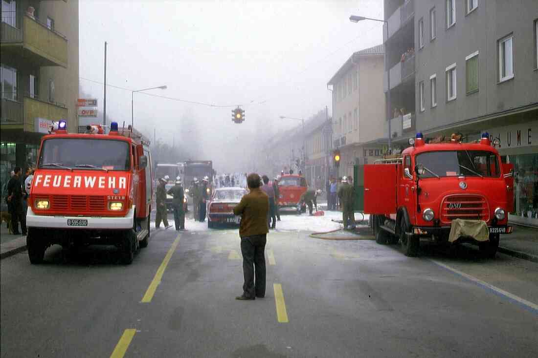 Stadtfeuerwehr: Fahrzeugbrand im Bereich Wienerstraße 1