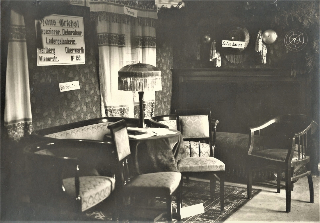 Stand des Tapezierers Hans Griehsl bei der Gewerbeausstellung 1924