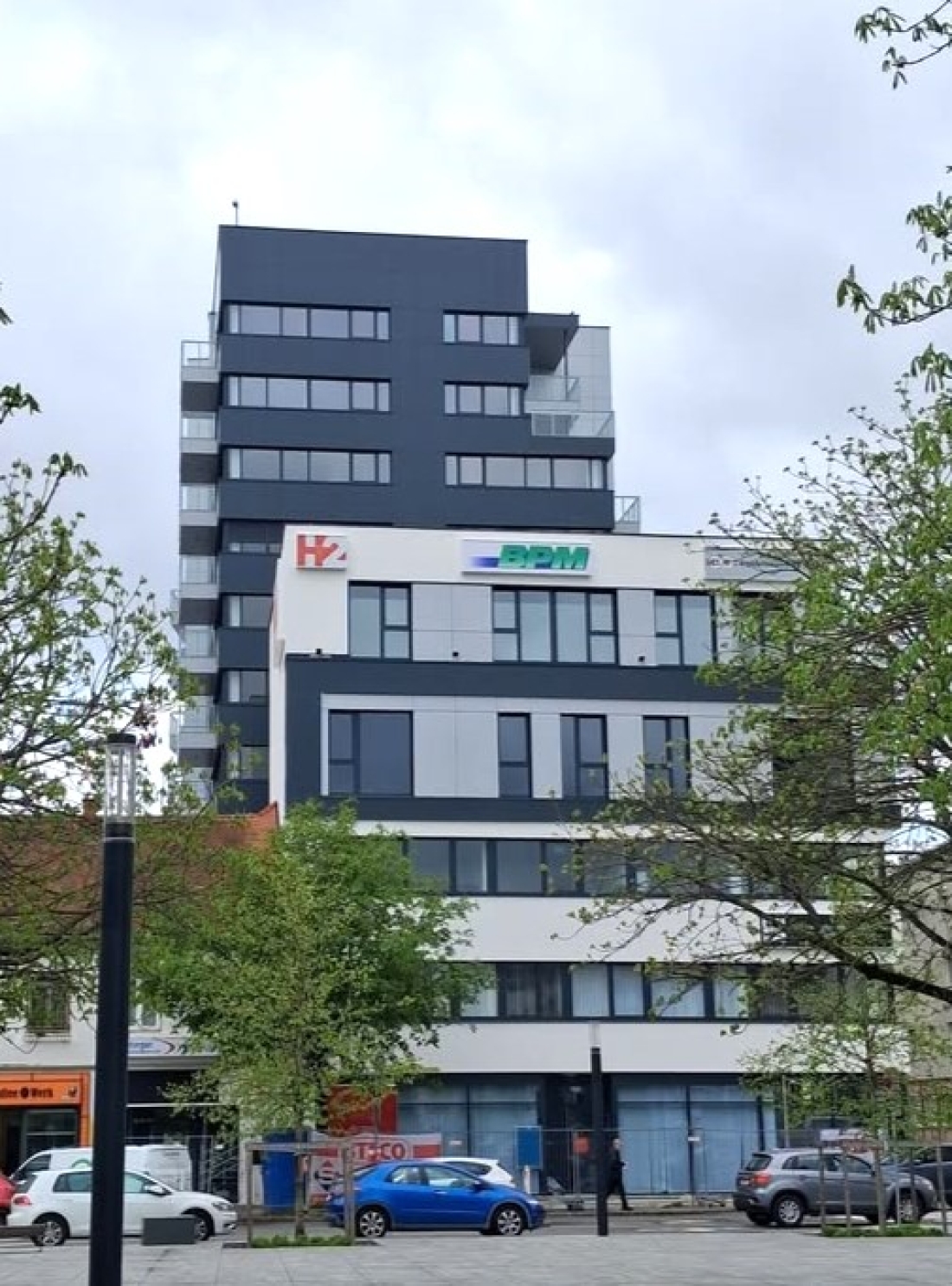 OSG: Blick auf das Hochhaus H2 mit dem davorliegenden Nebengebäude an der Adresse Hauptplatz 2: die Mieter sind eingezogen, die Büros sind in Betrieb