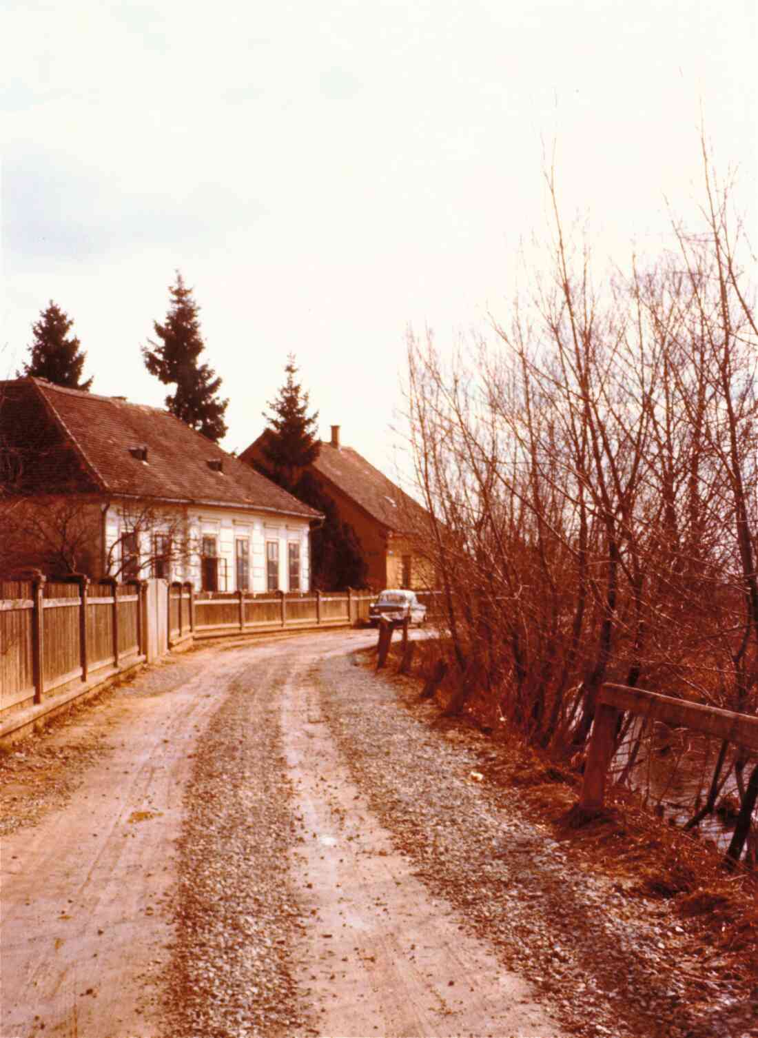 Graf Erdödystraße - links im Hintergrund die Häuser Nr. 18 und 16 mit Blick auf die Pinka
