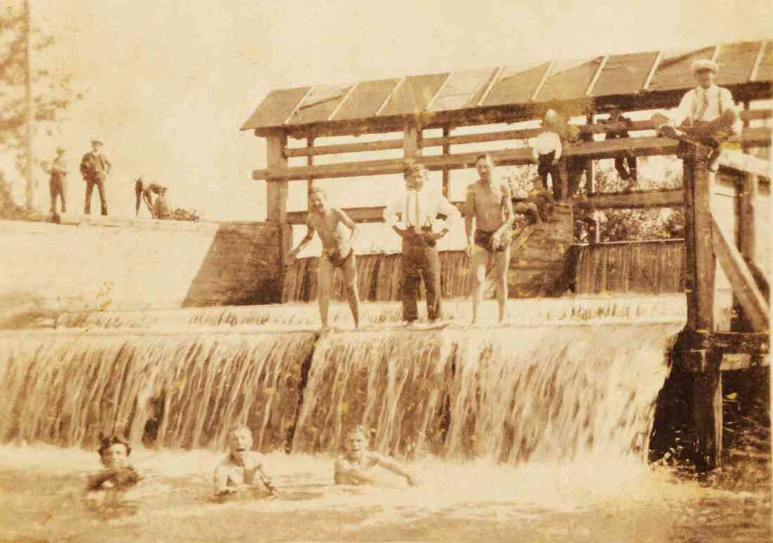 Die Böcskör-Brüder baden im Bereich der Wehr an der Pinka bei der Stiebermühle