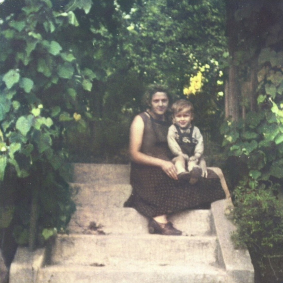 Anna Erdely (geb. Mohat, *1931/+2017) mit dem zweitgeborenen Sohn Franz