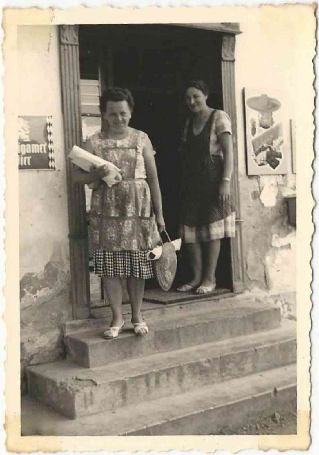 Pal Isabella und Pal Irma vor der Gemischtwarenhandlung Maria Glatz