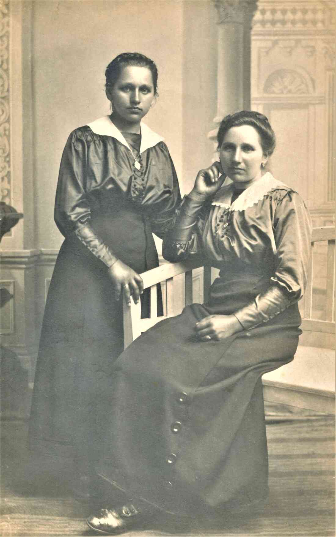 St. Martin: Anna Guger (geb. Mirtl, *1903/+1935) und ihre Schwester Theresia Garber (geb. Mirtl)