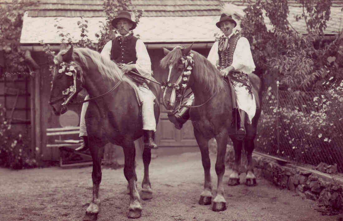Gründungstag "40 Jahre reformierter Leseverein" - 2 Reiter der festlichen Reitergruppe auf ihren Pferden