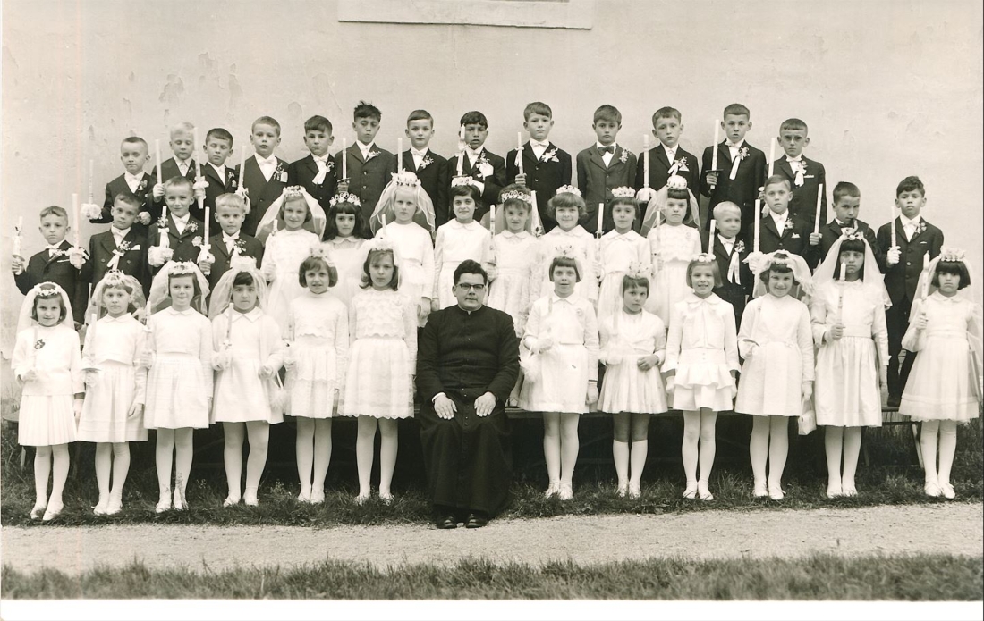 Röm. kath. Pfarre: Hl. Erstkommunion 1990 - Kaplan Leo Stubits