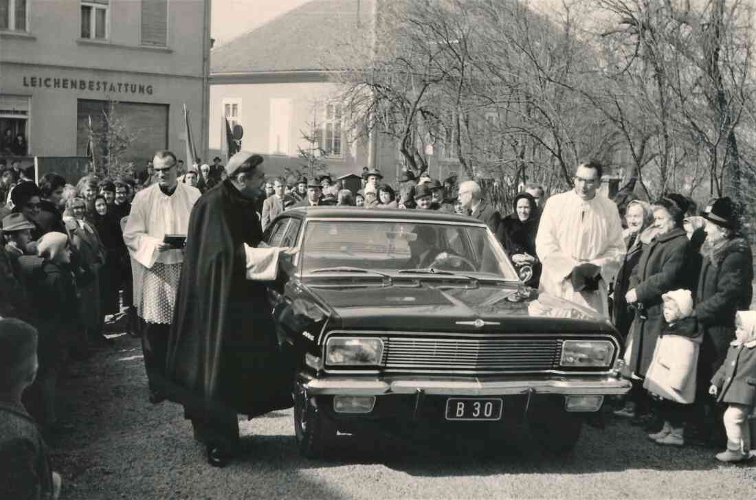 Bau der neuen röm. kath. Osterkirche: Diözesanbischof DDr. Stephan László trifft ein