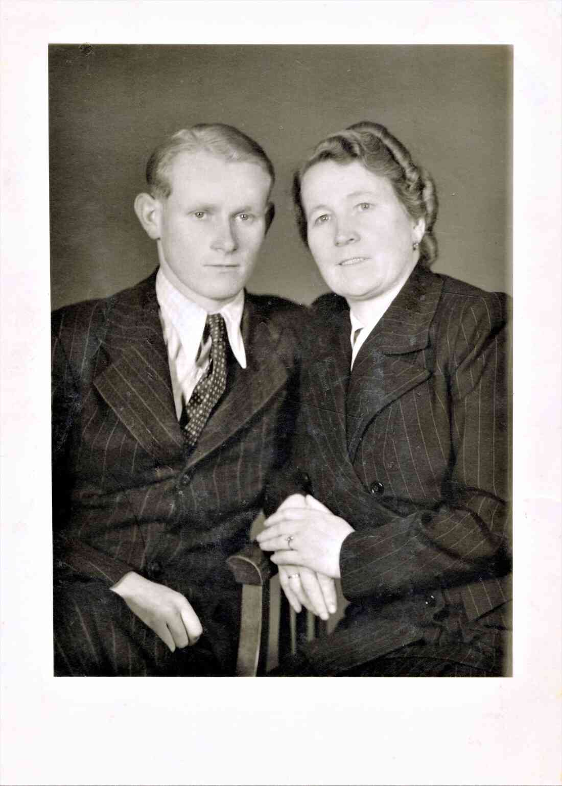 Anna Blach (geb. Brandstätter, *1897 / +1986) mit ihrem Sohn Alexander jun. (*1922 / +2012)