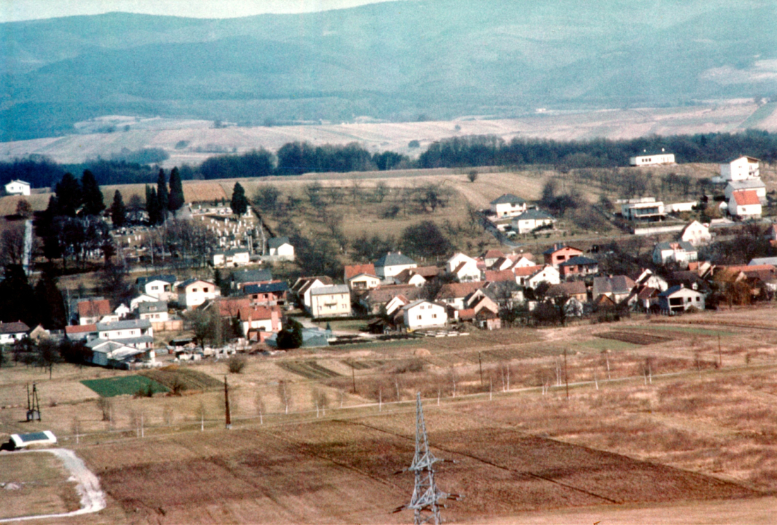 Blick über die Steinamangererstraße auf den evang. Friedhof AB