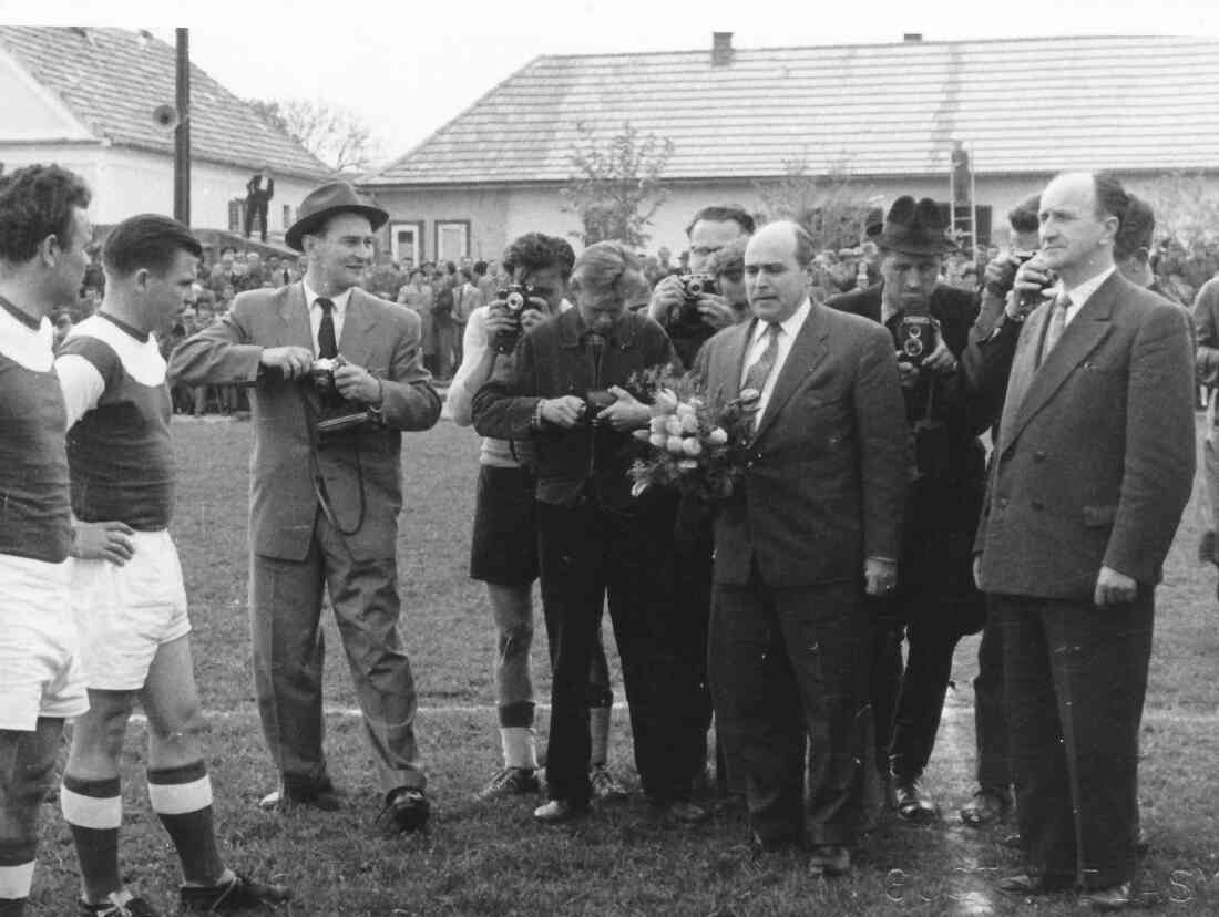 Fußball: Präsiden Dr. Glatz anlässlich der Begrüßung des Ungarischen Nationalteams vor dem Spiel gegen gegen den SC-Oberwart (Portschy/Knotzer)