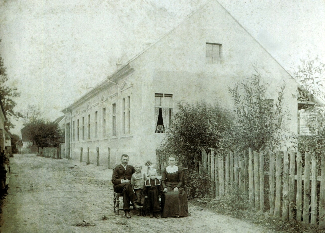 Die Familie des Tischlermeisters Johann Pfeiler vor ihrem Haus OW 209 / Johann Straußgasse 10