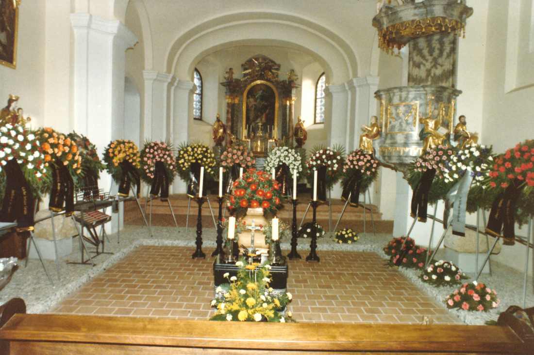 Röm. kath. Pfarre: Aufbahrung in der Kirche Maria Himmelfahrt - Begräbnis Juliana Langer (geb. Dörr, *1911/+1984)
