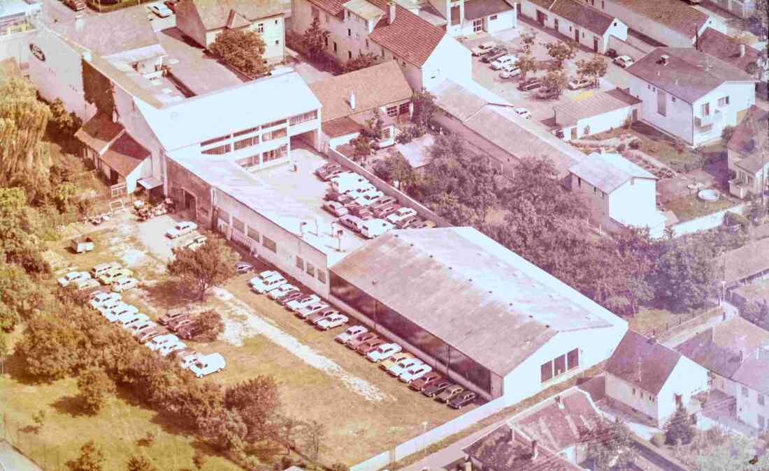 Autohaus Ford Schabhüttl (Wienerstraße 39): Blick auf das Firmengelände und die Lagerflächen der Neuwagen