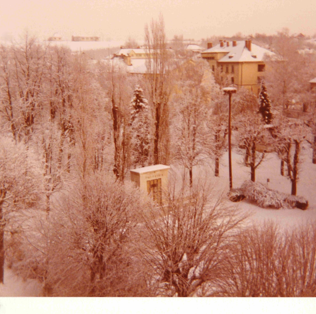Blick vom Hochhaus gegen Osten auf den verschneiten Park mit Kriegerdenkmal und rechts dahinter die Kaserne