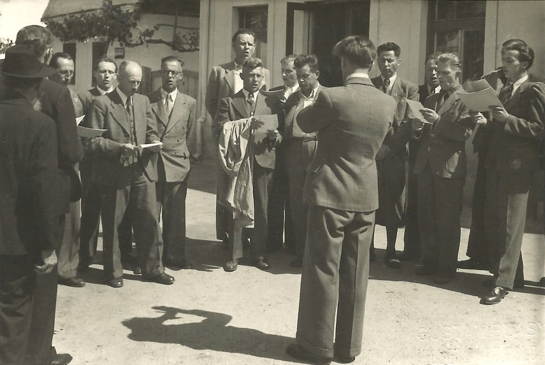Oberwarter Männergesangverein: Ständchen vor dem Gasthaus und Fleischhauerei Florian Wiesler in Deutsch Schützen unter Chorleiter Ernst Kapai