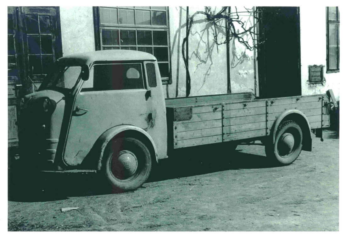 Der Kleintransporter der Tischlerei Johann Pfeiler (OW 209 / Johann Straußgasse 10), ein Tempo Matador