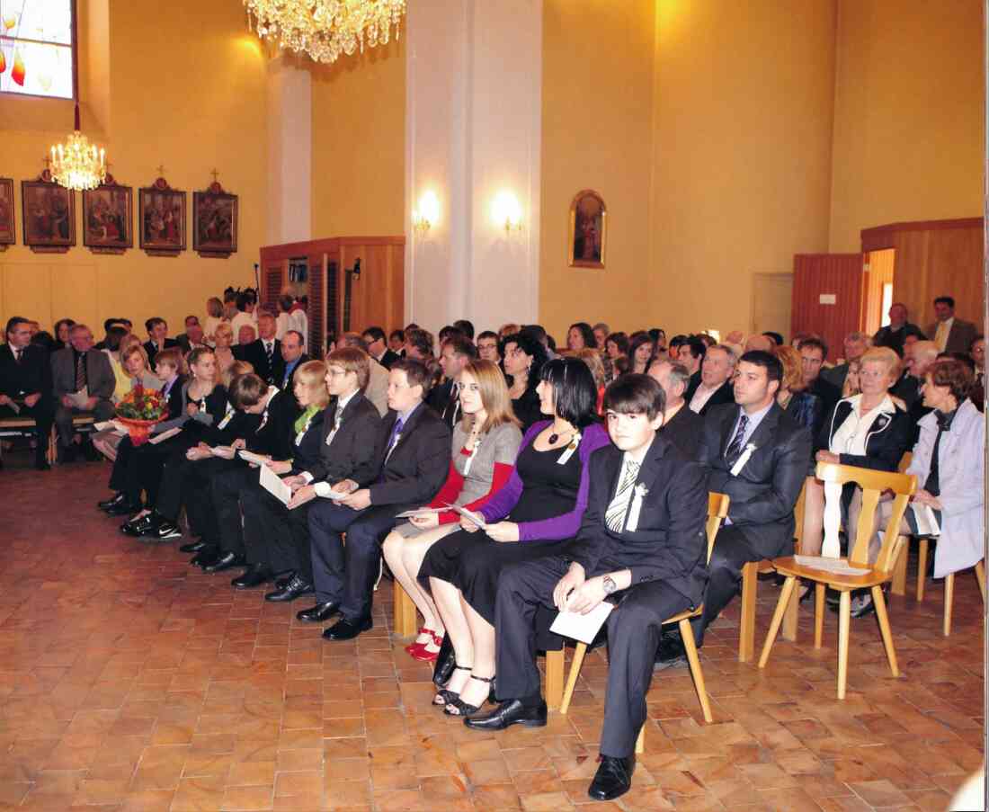 St. Martin: Innenraum der röm. kath. Kirche anlässlich der Firmung 2010