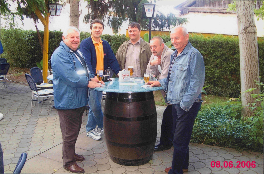 Herrenrunde im Biergarten des "Cafe Wagner" - Böcskör/Benedek/Hirczy/Kantauer
