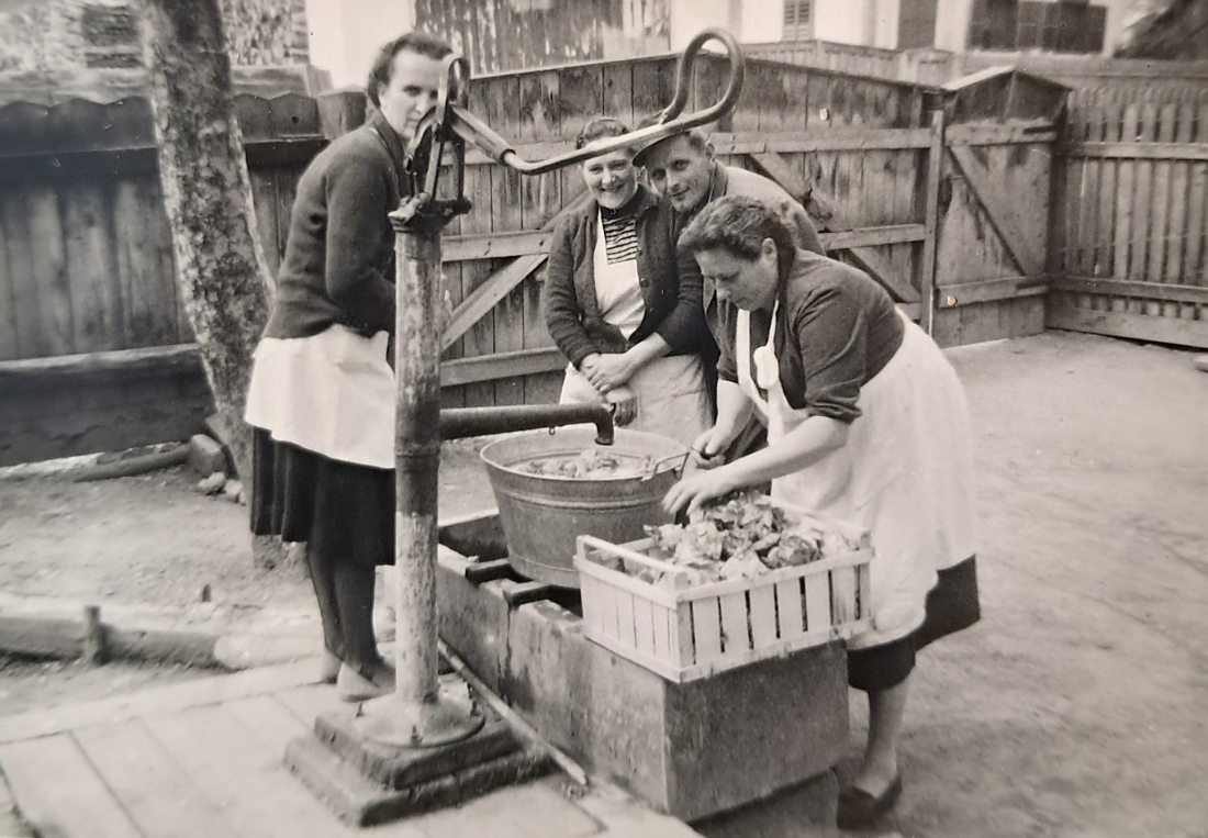 Am Brunnen im Haus Mohat (OW 420 / Dornburggasse 31)