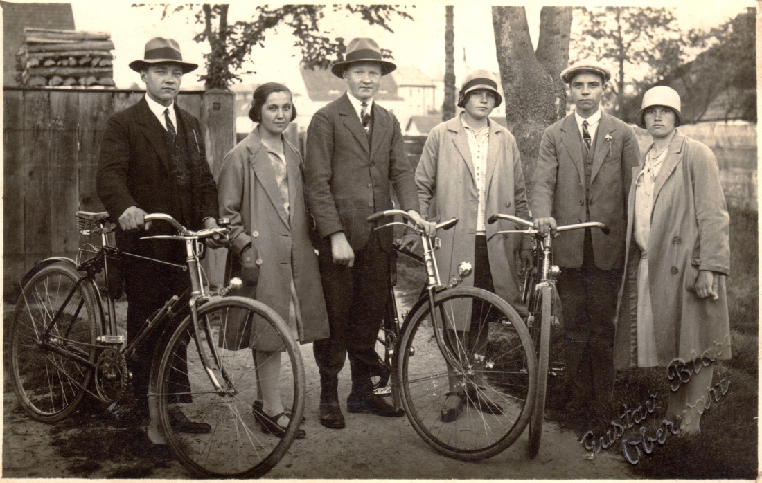 Gruppe mit Fahrrädern - Tölly/Seper/Szabo
